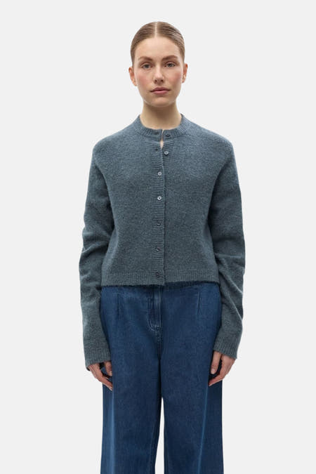 Veste bleue d'ENVII, portée avec un jeans foncé et des chaussures noires.