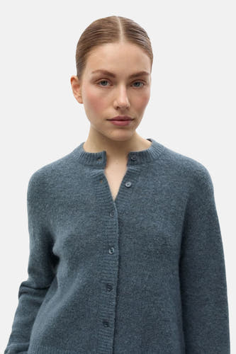 Veste bleue d'ENVII, tricotée avec fermeture à boutons et col rond.