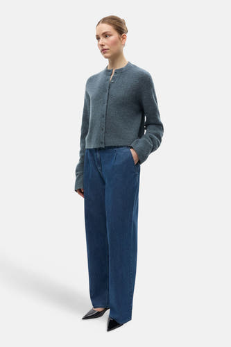 Blauw vest van ENVII, gedragen met een donkere jeans en zwarte schoenen.