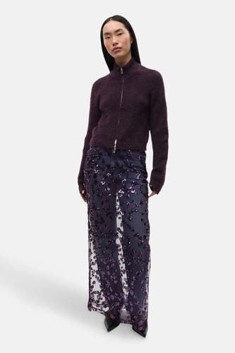 Robe longue noire d'ENVII, décorée de paillettes et associée à un pull et des chaussures noires.