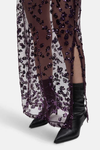 Long manteau de ENVII, avec motif floral et échancré, porté avec des bottes noires.