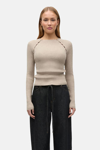 Gilet beige avec col rond d'ENVII, avec des manches longues et des détails de nœuds décoratifs aux épaules.