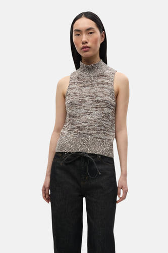 T-shirt marron d'ENVII, avec un col rayé et une encolure haute.