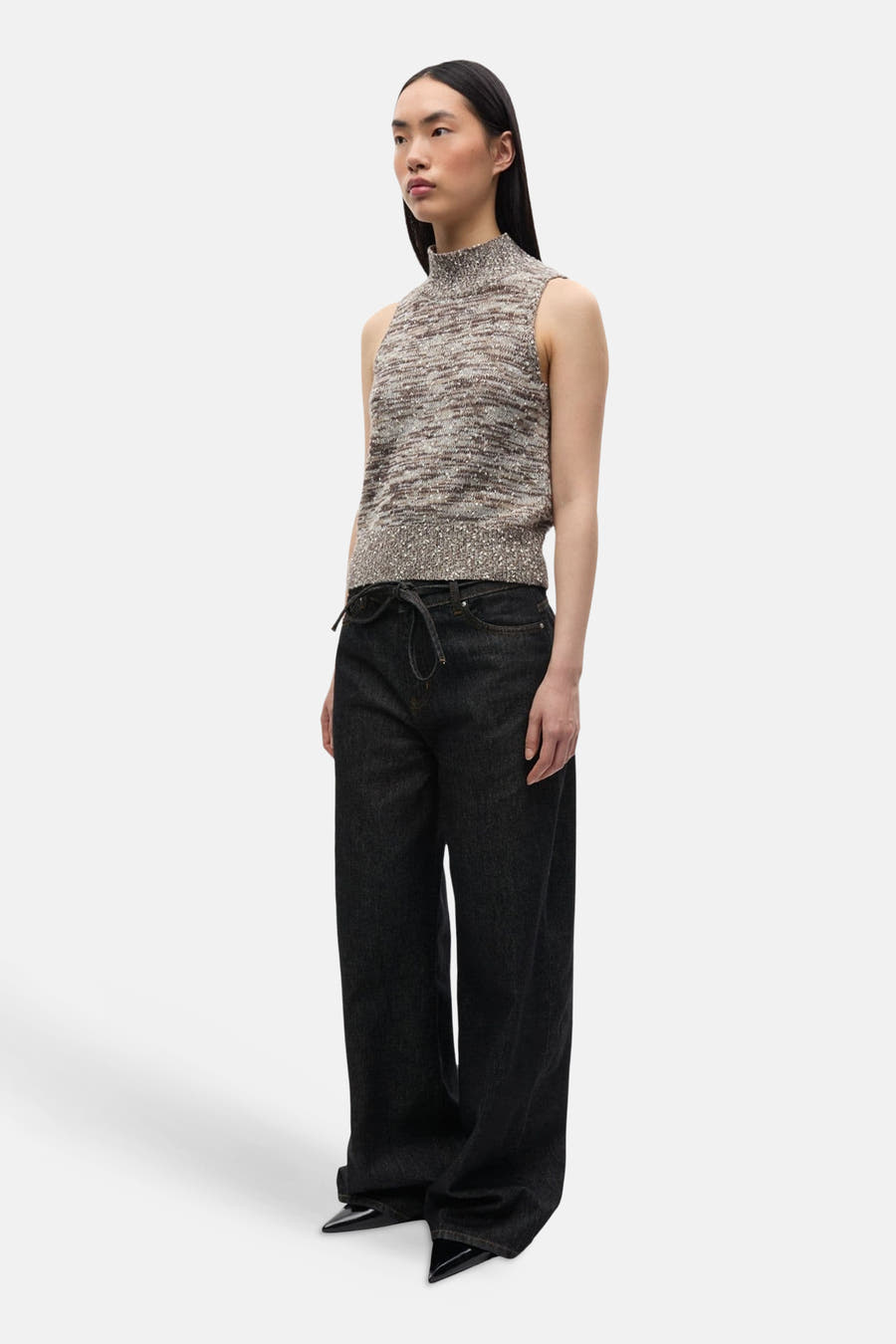 T-shirt marron d'ENVII, porté avec un pantalon de cuir noir large et des chaussures pointues.