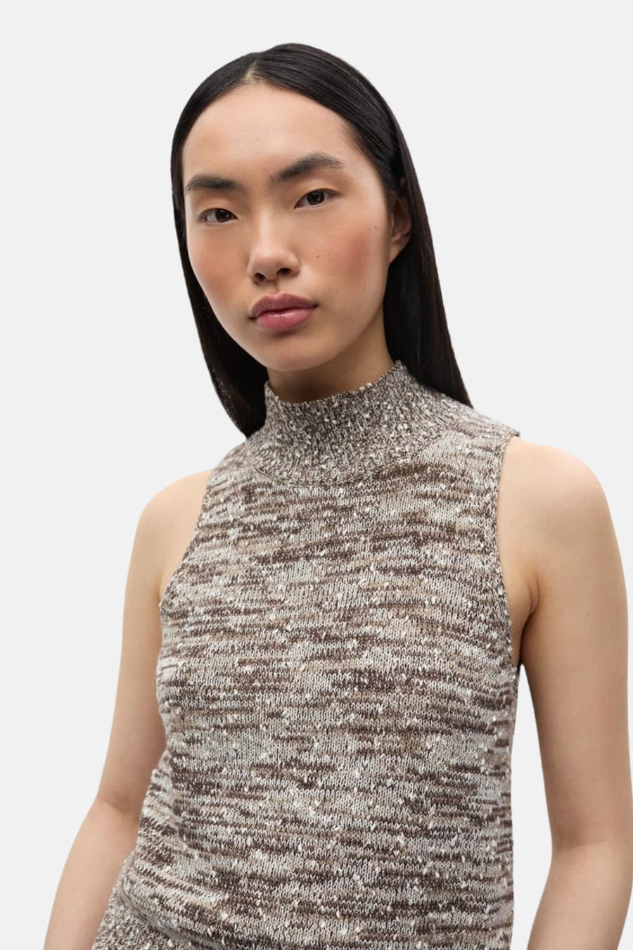 Bruine debardeur van ENVII, met een gemêleerd breisel en een hoge halslijn.
