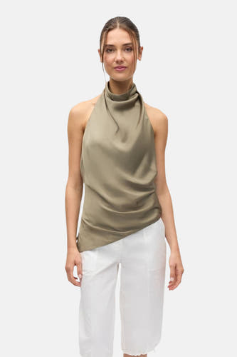 Olijfgroene mouwloze blouse met hoge kraag van ENVII, asymmetrische zoom, gladde stof, front view, model draagt witte broek