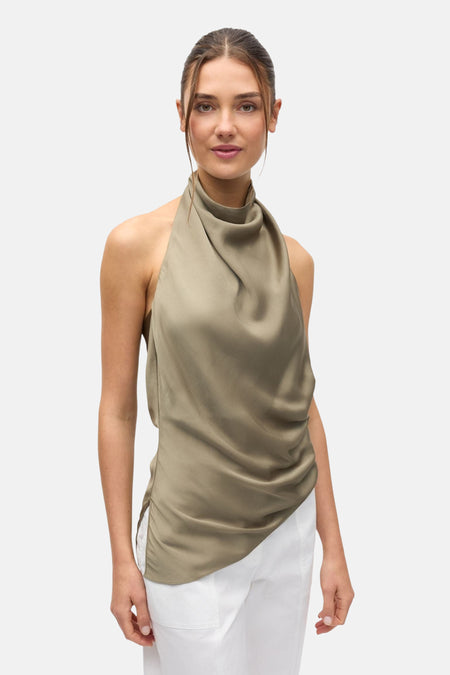 Olijfgroene mouwloze blouse van ENVII met hoge kraag en asymmetrische zoom, gedragen met witte broek, front view