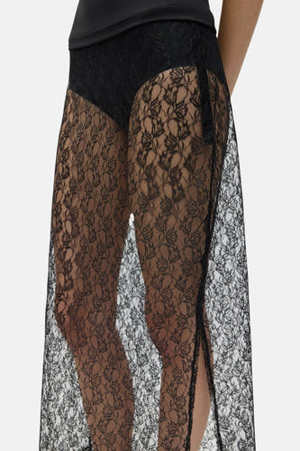 Longue jupe noire d'ENVII, avec un motif floral et une fente sur le côté.