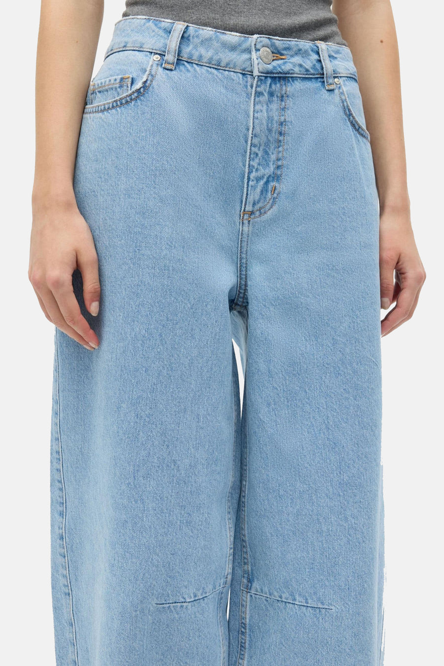 Jean en denim bleu clair coupe spéciale d'ENVII, avec jambes larges et poches italiennes.
