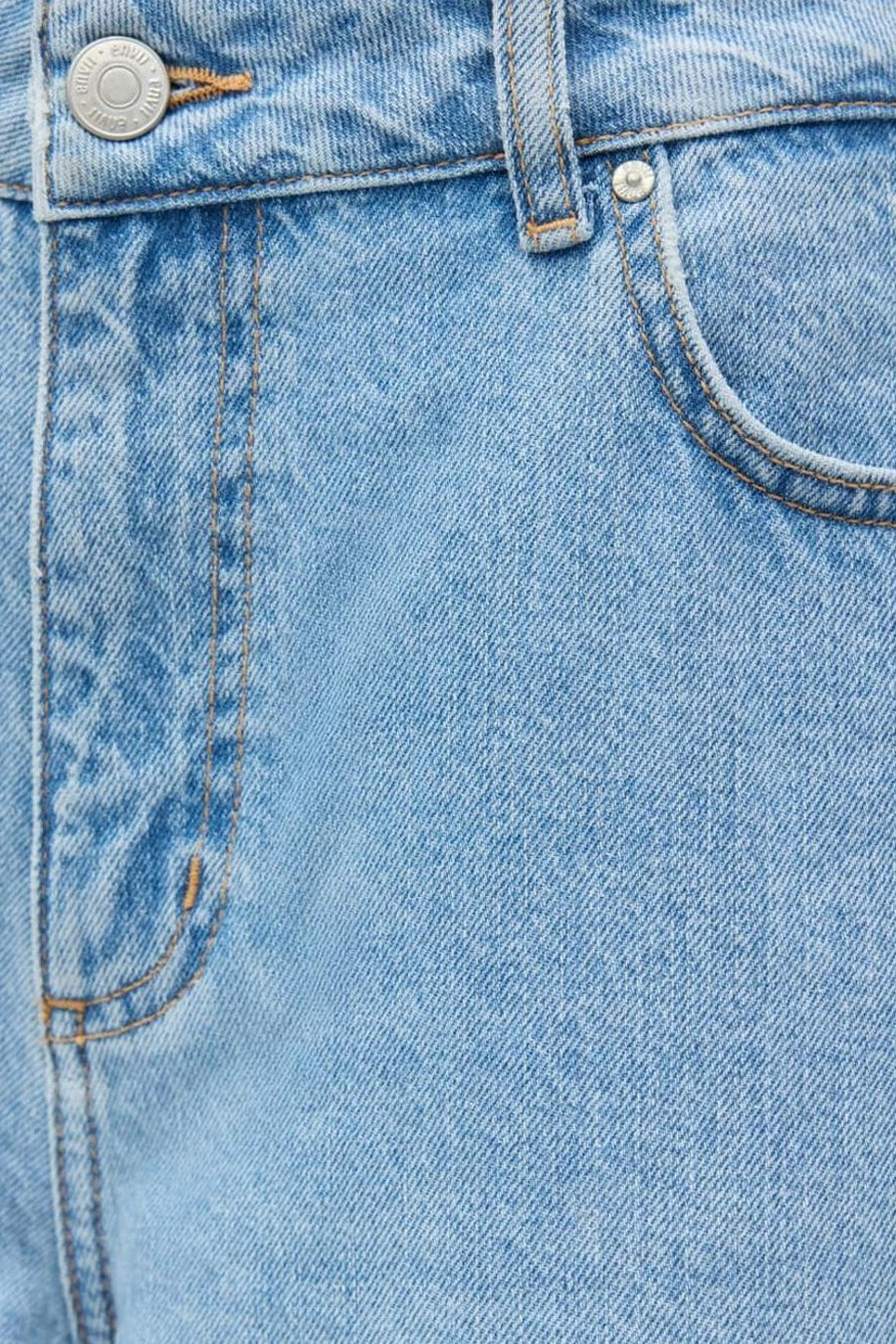 Jean en denim bleu clair coupe spéciale d'ENVII, avec coutures et détail de poche.