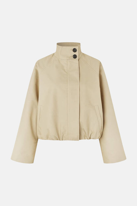 Beige korte jas van ENVII met een opstaande kraag en twee donkere knopen.
