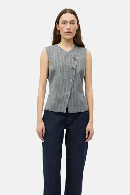 Grijze blazer van ENVII met een gestreept patroon en een asymmetrische knoopsluiting.