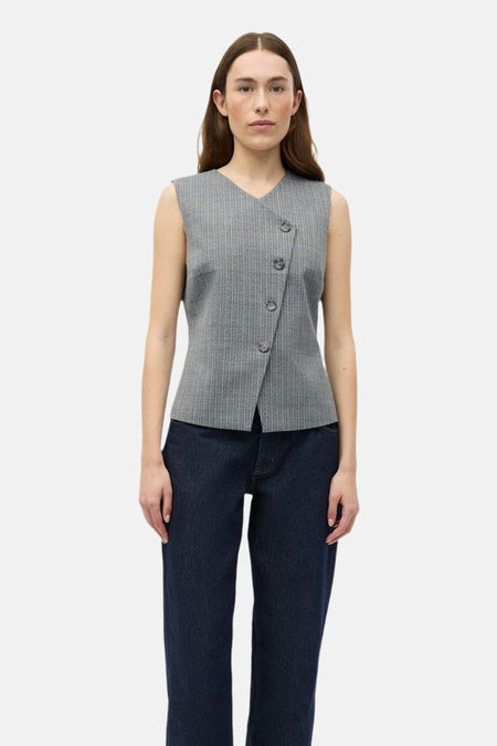 Grijze blazer van ENVII met een gestreept patroon en een asymmetrische knoopsluiting.