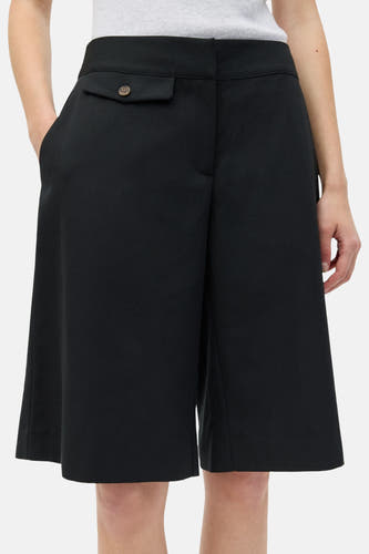 Short noir taille haute d'ENVII avec jambes larges et poche décorative à rabat avec bouton.
