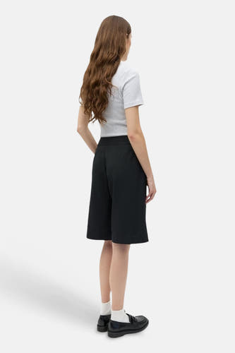 Short noir ample ENVII, longueur genou, porté par un mannequin de dos.