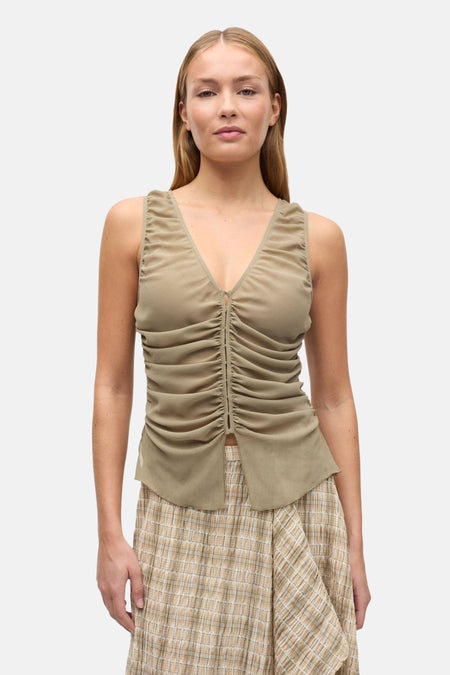 Olijfgroene mouwloze blouse met ruches en V-hals van ENVII, gedragen met geruite rok, front view