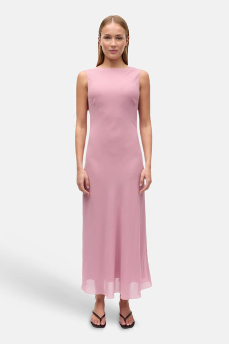 Robe longue sans manches rose d'ENVII, avec encolure bateau, coupe fluide et ourlet transparent.