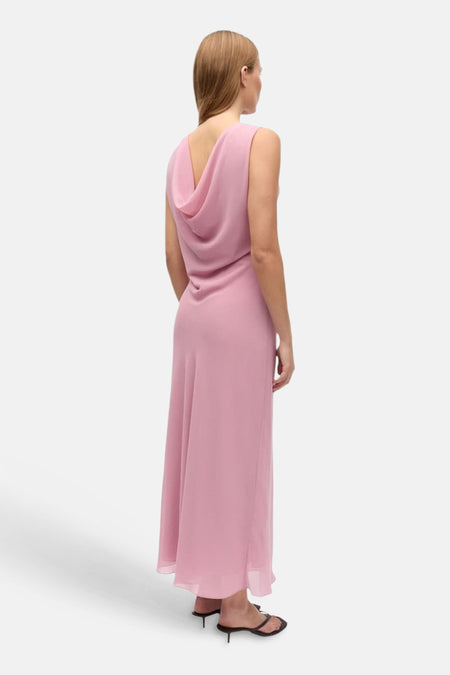 Robe sans manches rose d'ENVII avec encolure drapée au dos, vue de dos, sur des sandales noires.