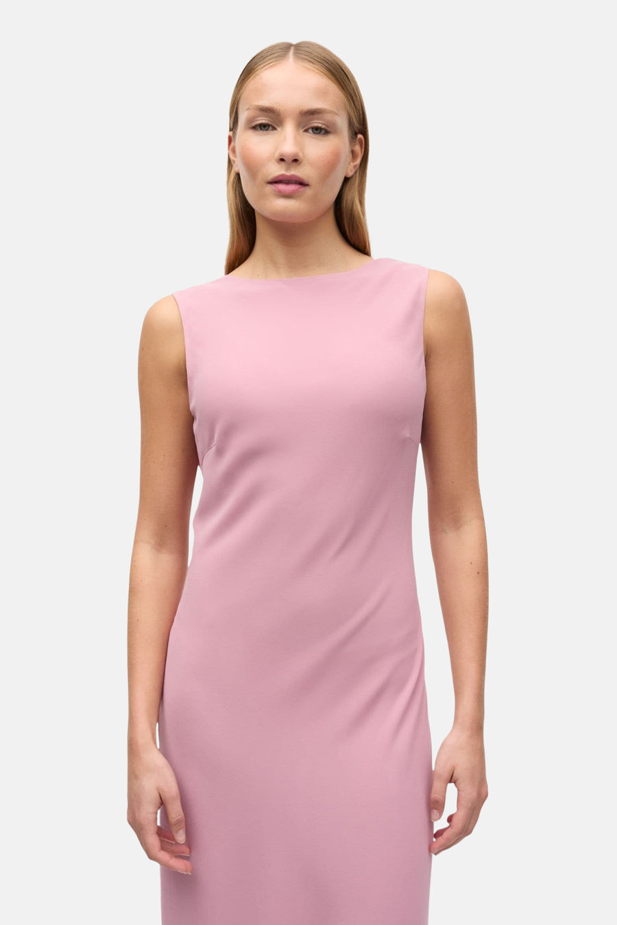 Robe sans manches rose d'ENVII avec encolure bateau et coupe droite, portée par un mannequin.