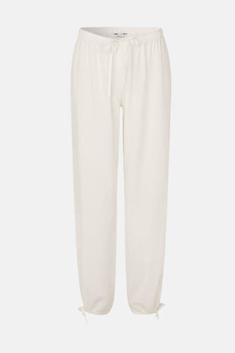 Witte, losvallende broek van ENVII met elastische tailleband en trekkoorden bij de enkels.