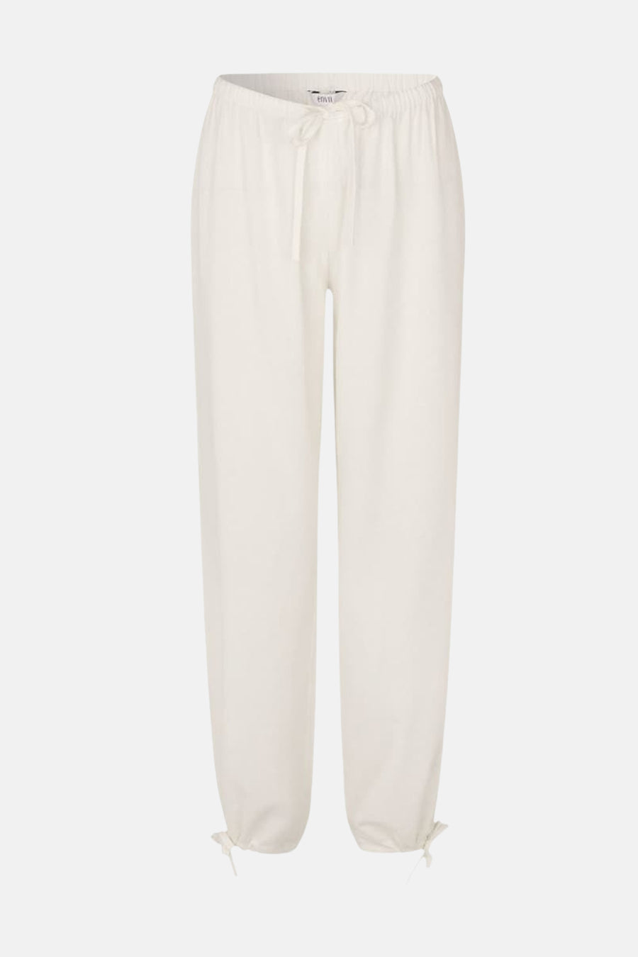Witte, losvallende broek van ENVII met elastische tailleband en trekkoorden bij de enkels.