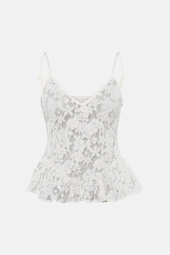 Witte kanten camisole van ENVII met bloemenpatroon en een uitlopende rucheszoom.