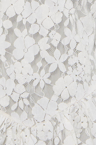 Witte blouse van ENVII, met bloemenkant en gerimpelde rand, close-up.