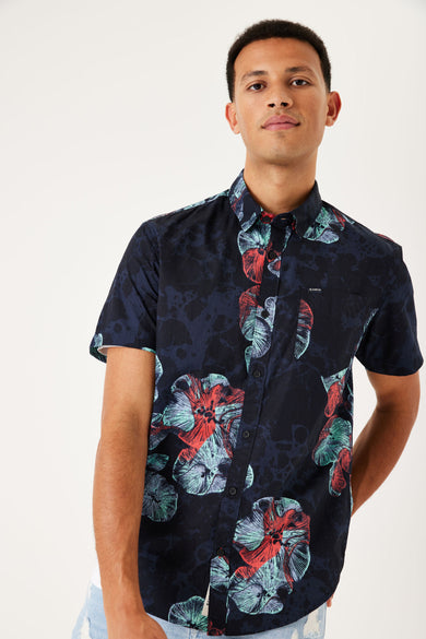 Blauw overhemd met korte mouwen van GARCIA, met bloemenpatroon in rood en blauwgroen.