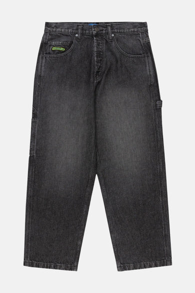 Donkergrijze wide jeans van DC SHOES, met zakken en gereedschapslus aan de zijkant.
