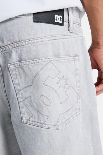 Lichte grijze denim special fit jeans van DC SHOES met zwart merklabel en gestikt logo op de achterzak.