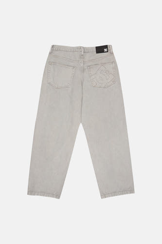 Lichtgrijze denim jeans met speciale pasvorm van DC SHOES, achterkant met groot DC-logo-contour op de rechter achterzak en zwart merklabel op de tailleband.
