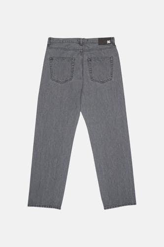 Mid grijze denim jeans met speciale pasvorm van DC SHOES, achteraanzicht met twee achterzakken en een zwart label met wit DC-logo.