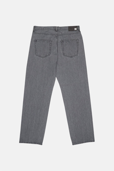 Mid grijze denim jeans met speciale pasvorm van DC SHOES, achteraanzicht met twee achterzakken en een zwart label met wit DC-logo.