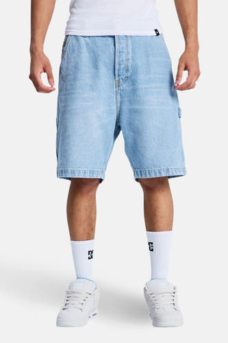 Short en jean denim bleu clair de DC SHOES, avec poches arrière, porté avec des chaussettes blanches et des baskets blanches.