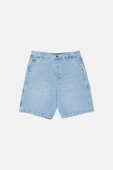 Short en jean denim bleu clair de DC SHOES, avec poches latérales et coutures subtiles.