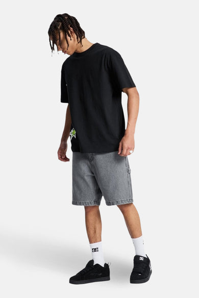 Short en jean en denim gris de DC Shoes, combiné avec des chaussettes blanches et des chaussures noires.