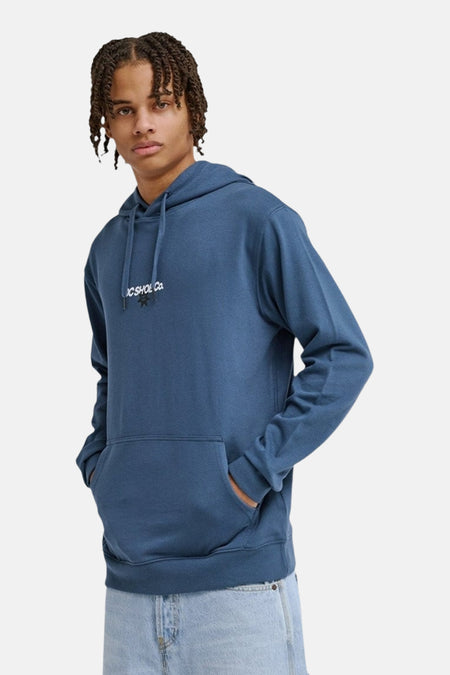 Blauwe sweater met kap van DC SHOES, met witte logo op de borst en een buidelzak.