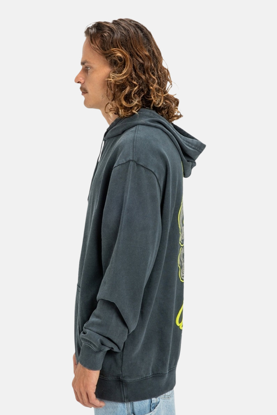 Man in blauwgrijze hoodie met gele print, zijaanzicht.