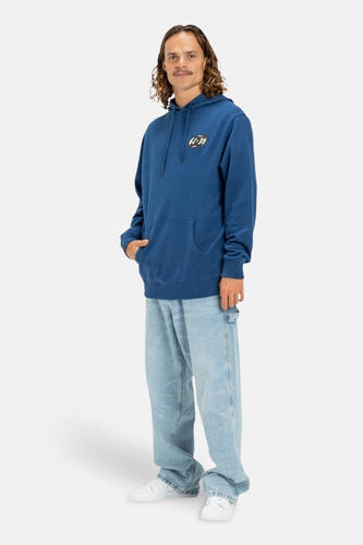Blauwe sweater met kap van DC SHOES, met trekkoorden en een buidelzak, gecombineerd met een wijde jeans en witte sneakers.
