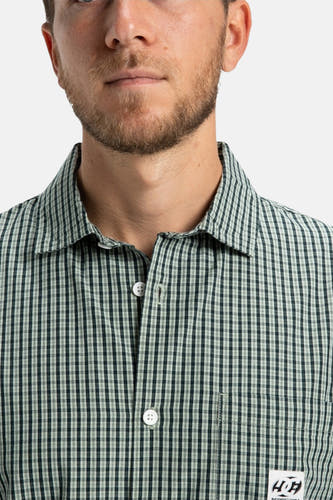 Groen overhemd met lange mouwen van DC SHOES, met een geruit patroon en witte knopen, cropped.
