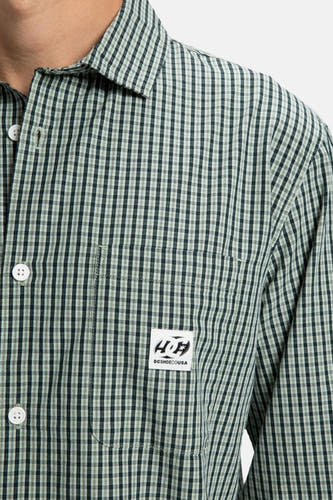 Groen, lange mouwen hemd van DC SHOES met een dambordpatroon en een borstzak met logo.
