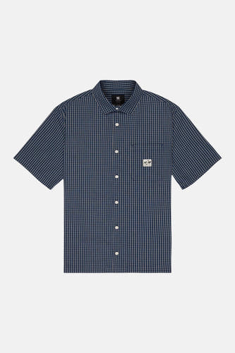 Blauw geruit overhemd met korte mouwen van DC SHOES, met puntkraag, witte knopen en een borstzakje.