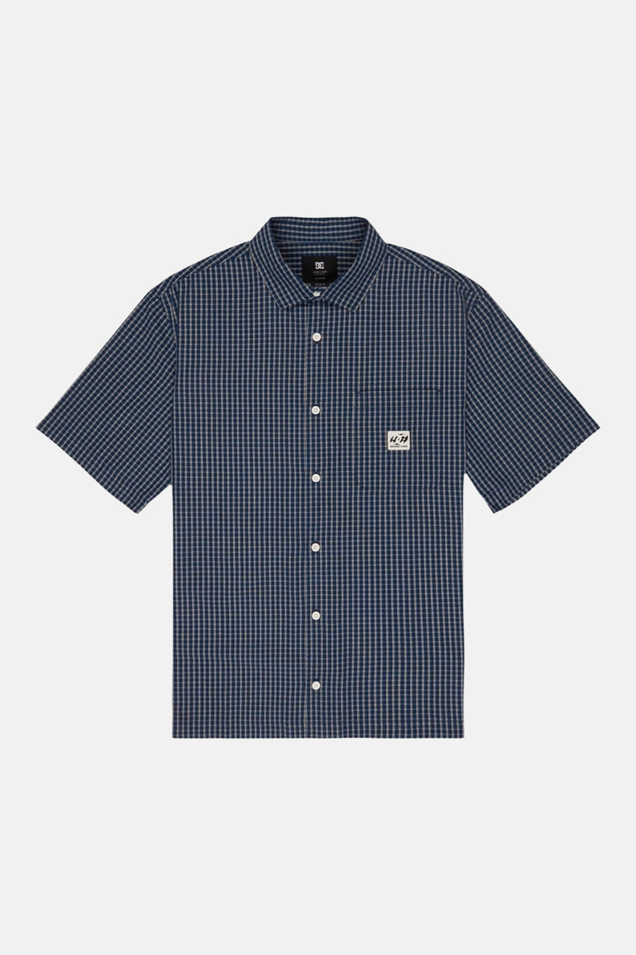 Blauw geruit overhemd met korte mouwen van DC SHOES, met puntkraag, witte knopen en een borstzakje.