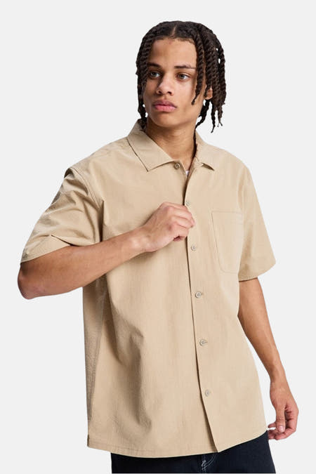 Bruin overhemd met korte mouwen van DC SHOES, met een borstzak en knoopsluiting.