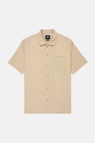Chemise marron à manches courtes de DC SHOES, avec une texture subtile et une seule poche poitrine.