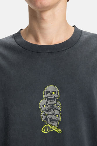 T-shirt gris à manches courtes de DC Shoes, avec une impression de crânes en jaune et gris.