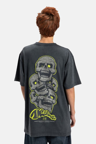 T-shirt gris à manches courtes de DC SHOES avec une impression graphique de crânes sur le dos.