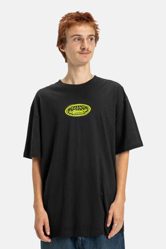 Zwart T-shirt met korte mouwen van DC SHOES, met een neongele globe-print op de borst.