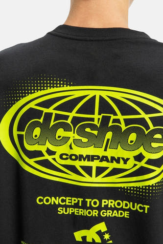 Zwart T-shirt met korte mouwen van DC SHOES met grote gele logo print op de achterkant.
