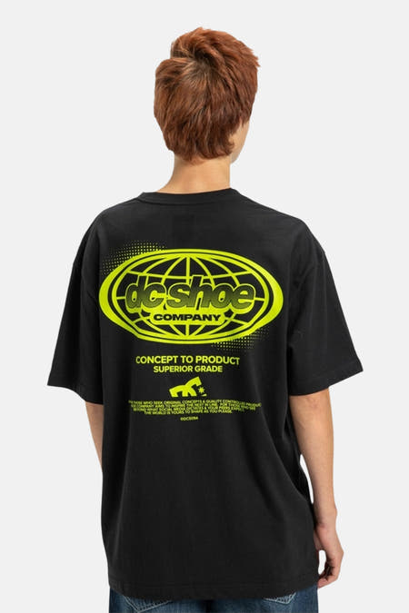 T-shirt noir à manches courtes de DC SHOES, avec une impression graphique jaune sur le dos.